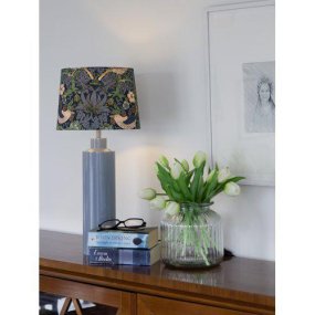 Solo 58cm Blå bordlampe Fra PR Home - Solo lampefot i høyglansblå farge kombineres med en sylinderformet mønstret lampeskjerm for et elegant og moderne uttrykk.