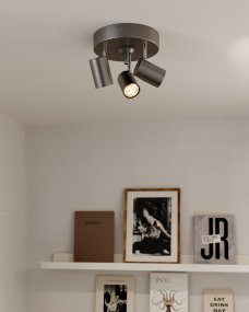 Correct 3 Stålgrå spotlight Fra By Rydéns - Correct er en takspotlight i metall med 3 lyskilder og justerbare hoder.