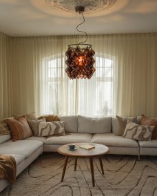 Gemma Ø45 Brun Taklampe Fra By Rydéns - Den brune tekstilledningen og metallfoten i b&oslash;rstet st&aring;l skaper en harmonisk og sofistikert helhet.