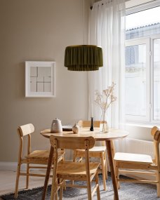 Ophelia Ø40 Grønn Fra By Rydéns - N&aring;r lampen er sl&aring;tt p&aring;, sprer et mykt og stemningsfullt lys seg, og skaper en varm og koselig atmosf&aelig;re i rommet.