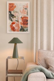Cannes 40cm Mosegrønn bordlampe Fra Globen Lighting - Cannes er laget av mattlakkert metall og har en 200 cm lang tekstilledning med st&oslash;psel og str&oslash;mbryter.