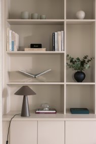 Cannes 40cm Mokka bordlampe Fra Globen Lighting - Cannes er laget av mattlakkert metall og har en 200 cm lang tekstilledning med st&oslash;psel og str&oslash;mbryter.