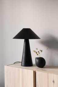 Cannes 40cm Svart bordlampe Fra Globen Lighting - Cannes er laget av mattlakkert metall og har en 200 cm lang tekstilledning med st&oslash;psel og str&oslash;mbryter.
