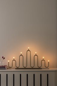 Noel 7 Messing Fra Globen Lighting - Det myke, bølgete designet er laget av metallrør som er bøyd for hånd på forskjellige nivåer og gir en moderne tolkning av den klassiske adventslysestaken.