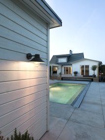 Vega Svart utendørslampe Fra Konstsmide - Den brede skjermen og den klare glasskuppelen sprer et behagelig og rettet lys, noe som gjør lampen perfekt for entre og uteplasser.