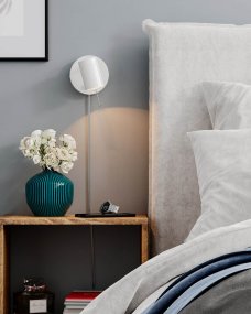 Correct Hvit leselampe Fra By Rydéns - Correct vegglampe er en stilig og minimalistisk vegglampe med justerbart hode hvor du enkelt kan tilpasse lyset.