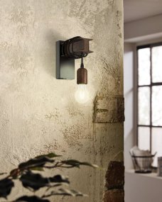 Townshend 4 Svart vegglampe Fra Eglo - Lampens enkle, men sjarmerende design passer like godt i moderne som i landlige omgivelser og gir en varm og innbydende atmosfære.