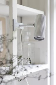 Hubble Hvit klemmelampe Fra Globen Lighting - Hubble-klemmelampen er en praktisk og moderne lampe med klemme og riflet metallskjerm.