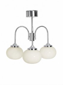 Elsy Ø52 Krom plafond Fra PR Home - Lampen har tre nedadrettede armer med hvite glaskupler som sprer en myk og behagelig gl&oslash;d, og skaper en koselig atmosf&aelig;re i for eksempel stuen, spisestuen eller gangen.