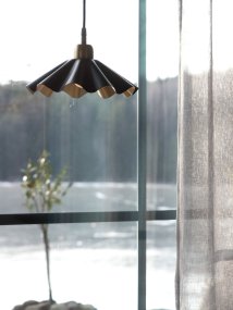 Aira Ø25 Svart Fra PR Home - Aira-vinduslampen er perfekt for de som &oslash;nsker &aring; skape et helhetlig og eksklusivt uttrykk i hjemmet sitt, fra stue og soverom til gang og hjemmekontor.