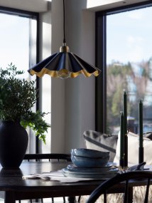 Aira Ø40 Svart Fra PR Home - Aira taklampe i matt sort finish med messingfarget innside.