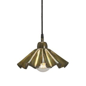 Aira Ø25 Gull vinduslampe Fra PR Home - Aira-vinduslampen i oljebehandlet overflate er en mindre taklampe med en organisk buet metallskjerm som kombinerer rustikk stil med moderne design.