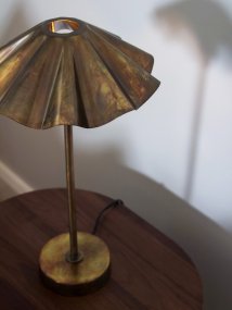 Aira 46cm Messing bordlampe Fra PR Home - Overflaten skimrer i nyanser av bl&aring;tt, gr&oslash;nt og kobber, noe som skaper en livlig effekt som gj&oslash;r hvert m&oslash;bel unikt.