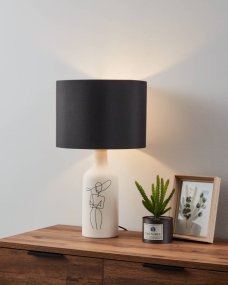 Vinoza 53cm Hvit bordlampe Fra Eglo - Med en hvit base dekorert med minimalistiske linjer som representerer en kvinne i en hatt, gir lampen et sofistikert og kunstnerisk preg til hjemmet ditt.