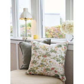 Wera 47cm Off-white bordlampe Fra PR Home - Den h&aring;ndlagde lampeskjermen har en gullfarget innside som sprer en varm og koselig gl&oslash;d.