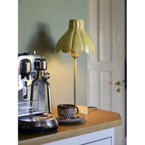 Wera 47cm Gul bordlampe Fra PR Home - Den håndlagde lampeskjermen har en gullfarget innside som sprer en varm og koselig glød.