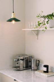 Disc Ø22 Grønn vinduslampe Fra Globen Lighting - Den grønne metallskjermen i kombinasjon med messingdetaljene skaper en varm atmosfære i rommet.