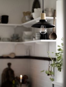 Disc Ø22 Svart vinduslampe Fra Globen Lighting - Den svarte metallskjermen i kombinasjon med messingdetaljene skaper en varm atmosf&aelig;re i rommet.