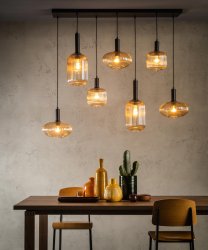 Maloto 150cm Rav Taklampe Fra Lucide - Seks hengende lamper er festet til en metallplate som måler 130 x 30 centimeter.