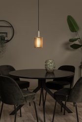 Lambres Ø15 Taupe Taklampe Fra Lucide - Det sylindriske anhenget har en ramme av fine metallribber som omslutter en kuppel av frostet glass, og skaper et mykt, diffust varmt hvitt lys.
