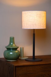 Maya 50cm Krem bordlampe Fra Lucide - Med en høyde på 50 centimeter og en diameter på 26 centimeter er Maya den perfekte gulvlampen ved siden av sofaen eller på; skrivebordet.