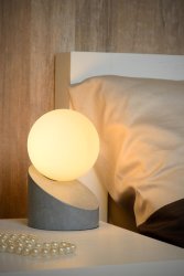 Len 16cm Grå bordlampe Fra Lucide - Glasskulen sprer lyset jevnt og gir tilstrekkelig belysning i alle rom.