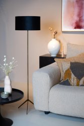 Tondo Matt gull/messing gulvlampe Fra Lucide - S&aring; elegant som en ballerina p&aring; t&aring;, st&aring;r gulvlampen Tondo stolt p&aring; metallfoten.