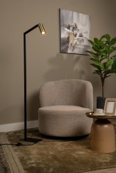 Sybil Svart gulvlampe Fra Lucide - Denne elegante gulvlampen passer i både moderne og klassisk interiør, ved siden av en sofa i stoff, skinn eller fløyel.