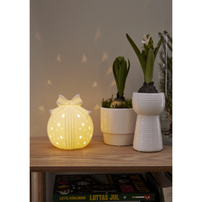 Rozy 14cm Hvit Fra Star Trading - Fin borddekorasjon i hvitt porselen.