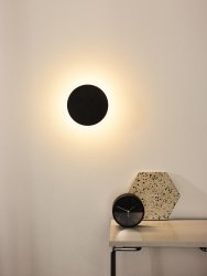 Eklyps LED Ø15 Svart vegglampe Fra Lucide - Lyset er skjult bak en elegant metallskive som, når den er tent, forvandles til en myk glød og skaper koselig aksentbelysning.