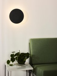 Eklyps LED Ø25 Svart vegglampe Fra Lucide - Med en diameter på 25 centimeter er nok til at en enkelt lampe gir et mindre rom en koselig glød.