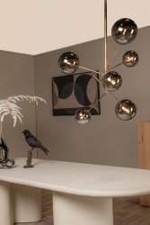 Alara Ø72 Gull Taklampe Fra Lucide - Alara er en sofistikert lampe med seks elegante glasskuler og en gullfarget sokkel, som gir rommet en luksuri&oslash;s f&oslash;lelse.
