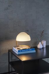 Cato 25cm Hvit bordlampe Fra Lucide - Det er kanskje sant, men med en elegant halvsirkul&aelig;r lampeskjerm laget av matt glass av h&oslash;y kvalitet og en stilig metallsokkel.