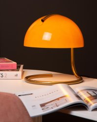 Cato 25cm Oransje bordlampe Fra Lucide - Det er kanskje sant, men med en elegant halvsirkulær lampeskjerm laget av matt glass av høy kvalitet og en stilig metallsokkel.