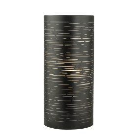 Candy 22cm Svart bordlampe Fra Oriva - Lyset som siver gjennom skaper et vakkert skygge- og lysspill, som gir en hyggelig og stemningsfull atmosfære i rommet.