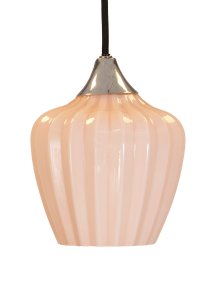 Amalfi Ø25 Aprikos Taklampe Fra PR Home - Den vakre formen gjør Amalfi til et elegant blikkfang over for eksempel spisebordet, salongbordet eller på soverommet, og passer inn i både klassiske og moderne miljøer.