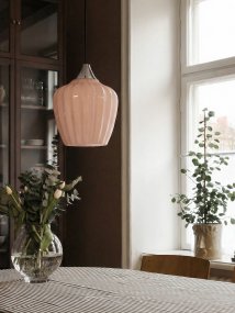 Amalfi Ø25 Aprikos Taklampe Fra PR Home - Den vakre formen gjør Amalfi til et elegant blikkfang over for eksempel spisebordet, salongbordet eller på soverommet, og passer inn i både klassiske og moderne miljøer.