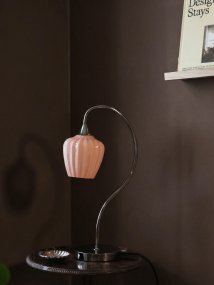 Amalfi 50cm Aprikos bordlampe Fra PR Home - Det riflede glasset i en varm aprikosfarget tone er kombinert med en skinnende kromfarget fot og en vakkert buet arm.