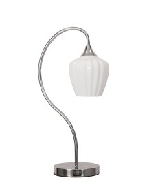 Amalfi 50cm Hvit bordlampe Fra PR Home - Det riflede opalglasset er kombinert med en skinnende kromfarget fot og en vakkert buet arm.