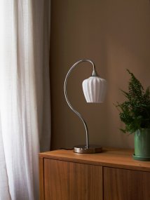 Amalfi 50cm Hvit bordlampe Fra PR Home - Det riflede opalglasset er kombinert med en skinnende kromfarget fot og en vakkert buet arm.