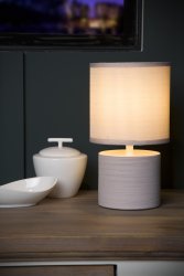 Greasby 26cm Krem bordlampe Fra Lucide - Greasbys naturlige utseende passer inn hvor som helst &ndash; p&aring; TV-benken, nattbordet eller som et blikkfang p&aring; skuffen: Greasby smelter s&oslash;ml&oslash;st inn i ethvert rom.