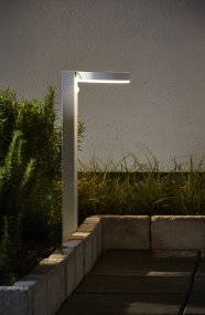 Vidi Hvit solcellelampe Fra Star Trading - Soldrevet gangveibelysning som lyser opp solcellepullerten med 500 lumen i 25 sekunder om natten og via bevegelsesdeteksjon og deretter går ned til 70 lumen konstant lys.