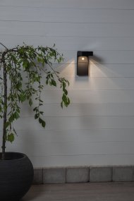 Vici Svart solcellelampe Fra Star Trading - Lampen slås på automatisk via en bevegelsessensor og lyser opp med 300 lumen i omtrent 25 sekunder, før den bytter til et konstant lys på 30 lumen og deretter slår seg av igjen.