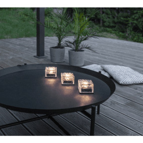 Icecube 3-pk Gjennomsiktig solcellelampe Fra Star Trading - De lades i l&oslash;pet av dagen og sl&aring;r seg p&aring; automatisk n&aring;r m&oslash;rket faller p&aring; med en myk, varm hvit gl&oslash;d.