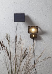 Powerspot Svart solcellelampe Fra Star Trading - Separat panel med 300 cm kabel gjør det enkelt å plassere spotlighten i skyggen og panelet i solen.
