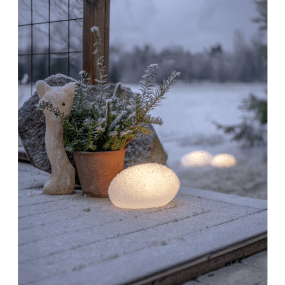 Globy 13cm Hvit solcellelampe Fra Star Trading - Den lyser opp i m&oslash;rket med sin varmhvite gl&oslash;d og skaper en koselig atmosf&aelig;re.