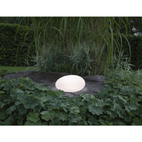 Globy 20cm Hvit solcellelampe Fra Star Trading - Den lyser opp i m&oslash;rket med sin varmhvite gl&oslash;d og skaper en koselig atmosf&aelig;re.