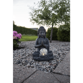 Buddha Grå solcellelampe Fra Star Trading - Solcelledekorasjonen Buddha er en sl&aring;ende og beroligende ornament i gr&aring; polyresin med en lys bronsesmeltet overflate.