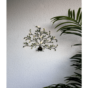 Tree of life Grønn solcellelampe Fra Star Trading - De tynne, s&oslash;lvfargede ledningene med sm&aring; LED-"duggdr&aring;per" er viklet rundt grenene og lyser opp med en myk, varm hvit gl&oslash;d n&aring;r m&oslash;rket faller p&aring;.