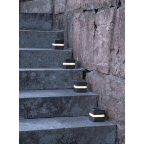 Stonecube 2-pk Grå solcellelampe Fra Star Trading - Laget av polyresin med en m&oslash;rk brungr&aring; finish som etterligner stein.